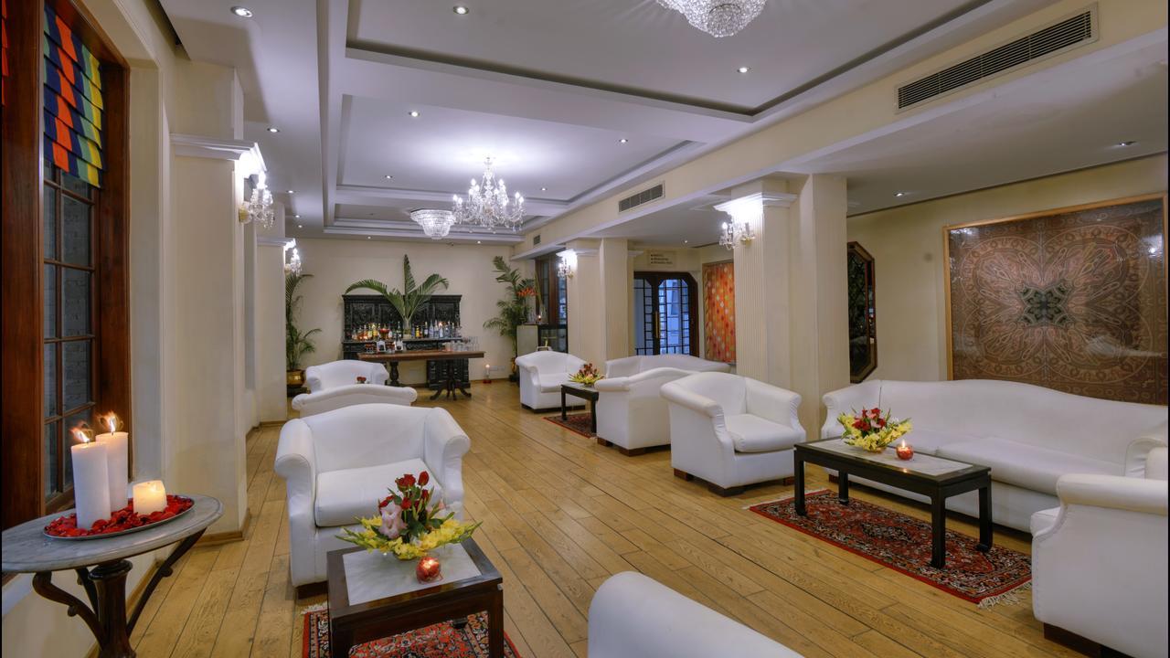 Hotel Clarks Varanasi Exterior photo
